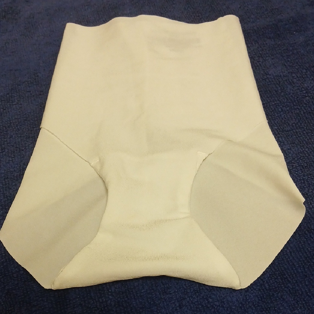 Victoria's Secret Cream Hipkini NWOT SIZE L